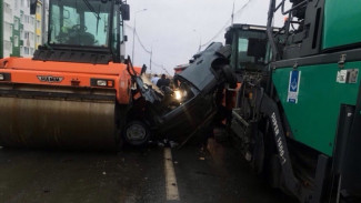 Пассажир автомобиля, врезавшегося в строительную технику в Лабытнанги, скончался в больнице