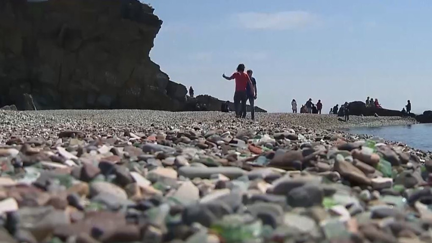 Пляж под угрозой исчезновения: в бухте Стеклянной уменьшается количество уникальных камней