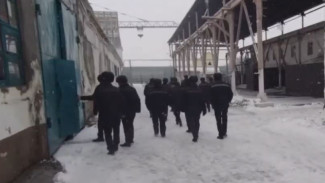 В одной из самых больших исправительных колоний страны заключённые трудятся на производстве 