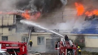 Пожарные ликвидировали масштабное возгорание в пекарне поселка Тазовский