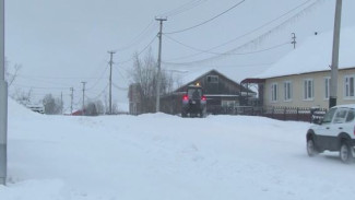 Два трактора против сильнейшего снегопада: как проходят дорожные работы в Мужи