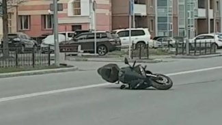 В Новом Уренгое мотоциклист столкнулся с иномаркой (ВИДЕО)