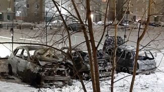 Момент поджога автомобилей в Ноябрьске попал на видео
