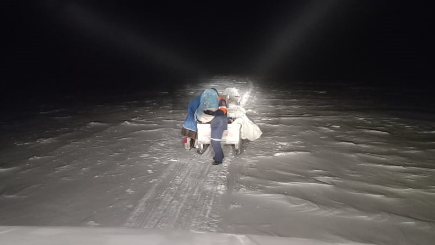 Маму с малышом доставили в Яр-Сале: у ямальцев посреди тундры сломался снегоход