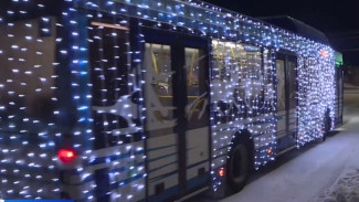 Праздник на колесах: по улицам Салехарда курсируют новогодние автобусы