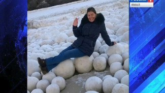 На берегу реки села Ныда образовались гигантские снежные шары