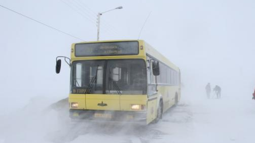 В Уренгое автобус наехал на женщину, поломав ей рёбра