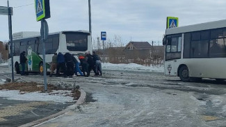 В Лабытнанги пассажирам пришлось самим толкать автобус