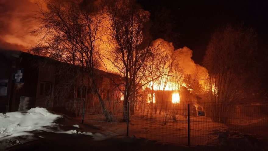 В Надыме произошел крупный пожар в здании поликлиники