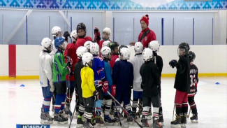 Тренер международной академии дал мастер-класс юным хоккеистам Ноябрьска