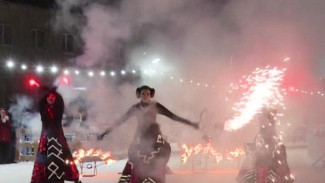 В Новом Уренгое под финал юбилейного года открылся самый большой на Ямале уличный каток 