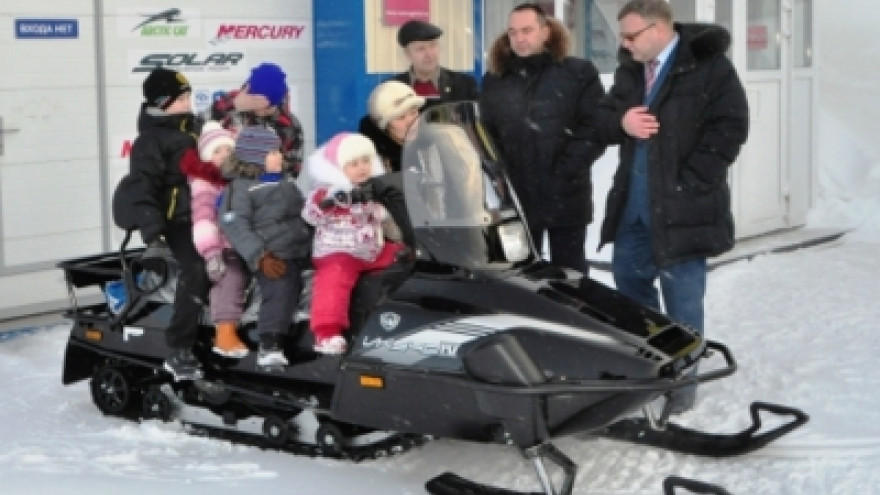 На Ямале многодетной семье подарили снегоход