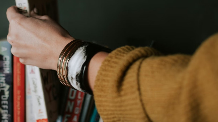 Стоит ли дарить книги: приметы и суеверия