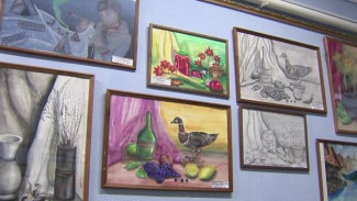 В тазовской школе искусств открылась первая персональная выставка юной художницы Виктории Калюжной