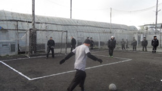 Заключенные колонии строгого режима в поселке Харп разгромили в футбол команду местных жителей