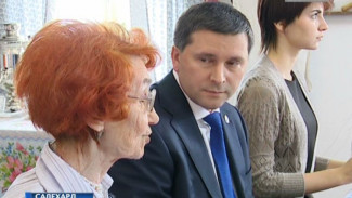 Дмитрий Кобылкин сегодня поздравил старожилов Салехарда с грядущим женским днем