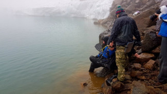 Мы поднялись на ледник Романтиков и стали свидетелями исторического погружения дайверов в карстовое озеро