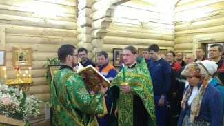 Ямальский священник освятил ледовый буксир «Юрибей»