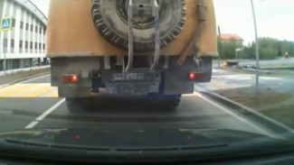 В Лабытнанги грузовик переехал стоящий сзади автомобиль. ВИДЕО 