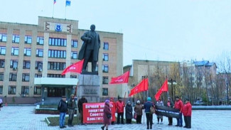 В Салехарде прошел митинг коммунистов, посвященный событиям 1993 года
