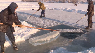Зима пришла – запасайся льдом: в Якутии пробил час морозных заготовок
