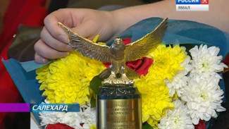 Сразу два «Летящих голубя» поймали «Вести Ямал» на церемонии в честь 85-летия ямальских СМИ