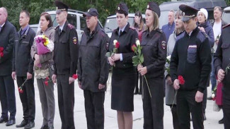 «Пример самоотверженности»: в Красноселькупе открыли мемориал майора милиции Анатолия Студенихина