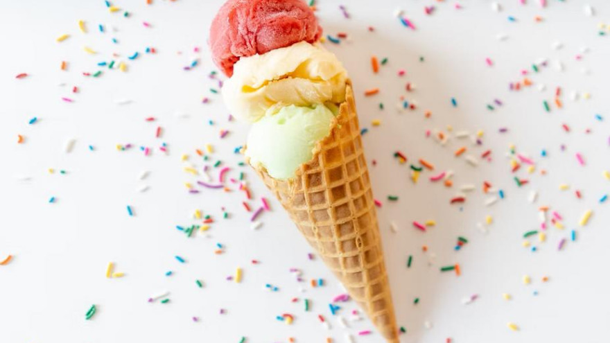 Кусает или лижет: как человек ест мороженое, расскажет о его характере