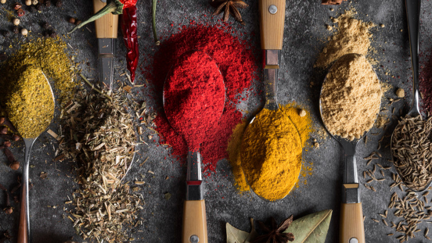 Специи и характер: как пряности влияют на решительность и спокойствие в делах