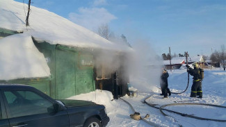 В Ноябрьске вспыхнул деревянный жилой дом