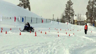 В Ноябрьске соревнования по фигурному вождению на снегоходах собрали больше полусотни участников