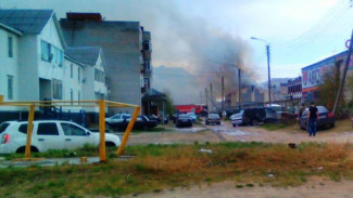 Видео: в Новом Уренгое полыхал двухэтажный дом