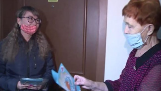 Ямалу - 90 лет: волонтёры ЦДТ «Надежда» подарили старожилам Салехарда открытки, сделанные своими руками