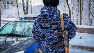 На Ямале росгвардейцы задержали женщину, находившуюся в федеральном розыске
