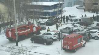 В Салехарде огнеборцы тушили электробудку возле поликлиники 