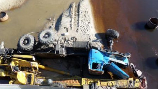 Автокран рухнул с моста. Гололед в Новом Уренгое стал причиной страшной аварии со смертельным исходом