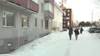 Дом на улице 8 Марта в Ноябрьске трещит по швам