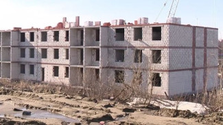 Не сидят без дела: в Тазовском строители возводят сразу несколько многоквартирников