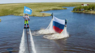 В Ямбурге спортсмены подняли в небо самый большой флаг России за Полярным кругом 