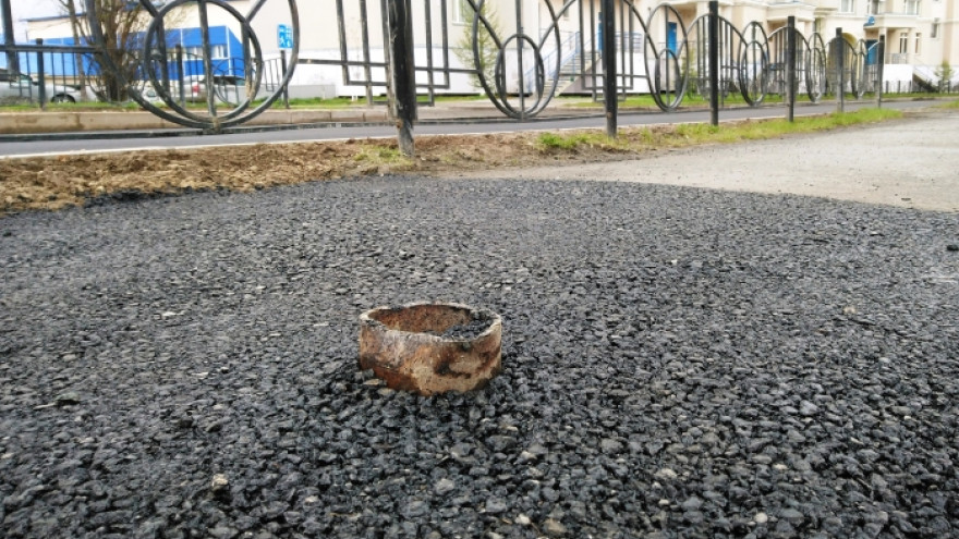 «Лежачий спотыкач»: пользователи обсмеяли салехардскую «заплатку на тротуаре», из которой торчит кусок трубы
