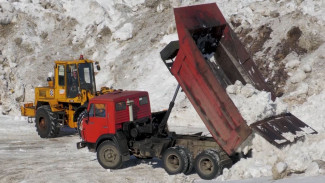 На Ямале коммунальщики не успевают очистить муниципалитеты от накопленного за зиму снега