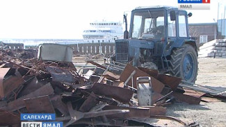 Это Вам,  не листву опавшую собирать. В Салехардском речпорту прошёл субботник