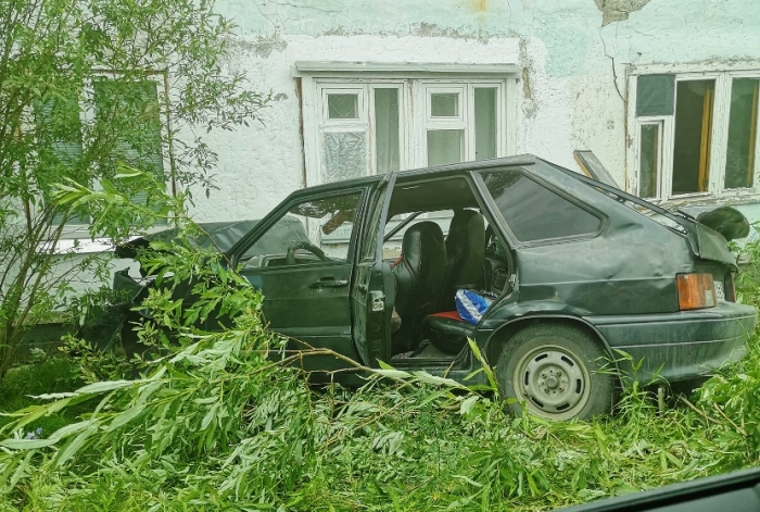 В Салехарде в многоквартиный дом врезался автомобиль