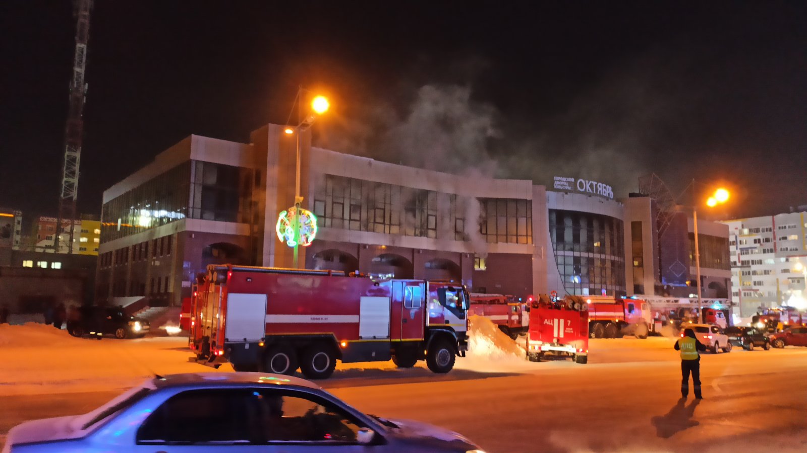 В Новом Уренгое вспыхнул пожар во дворце культуры «Октябрь» и жилом доме –  Новости Салехарда и ЯНАО – Вести. Ямал. Актуальные новости Ямала