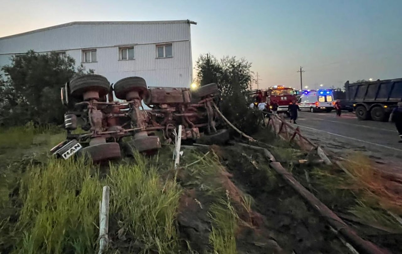 Страшное ДТП в Новом Уренгое: водитель грузовика погиб после опрокидывания  автомобиля | 03.08.2023 | Салехард - БезФормата