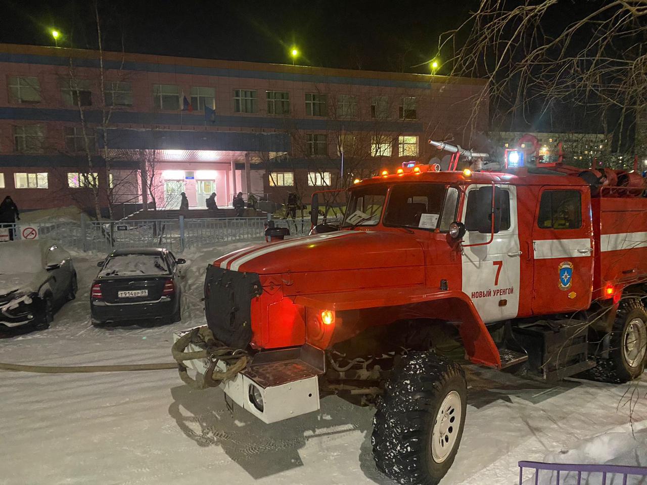 Новый уренгой 4. Пожар в школе. Пожар в 4 школе новый Уренгой. Новый Уренгой пожарные машины около школы 4. Пожар в школе фото.