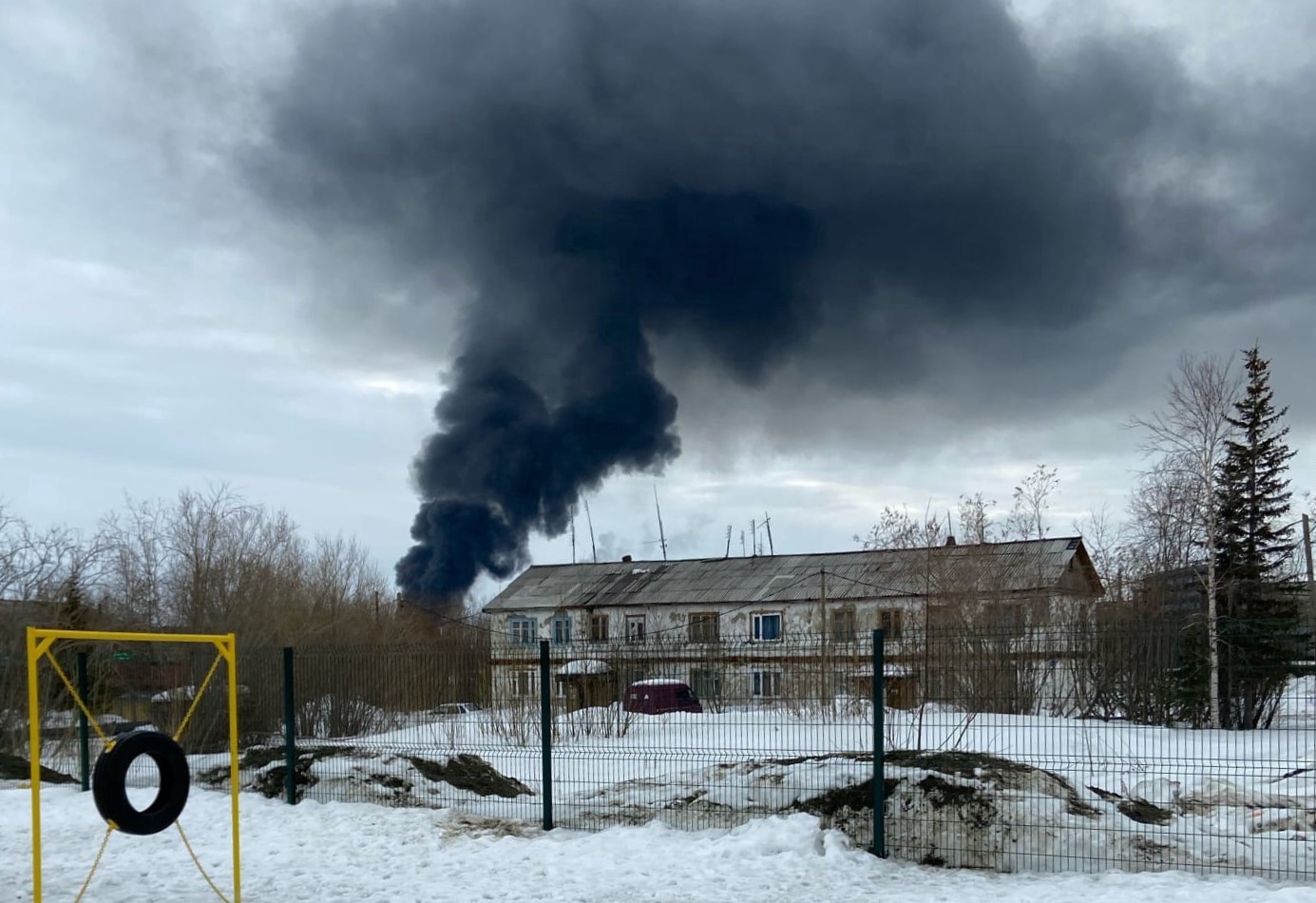 Дым было видно в Салехарде. Огнеборцы 9 часов тушили пожар в Лабытнанги |  14.04.2022 | Салехард - БезФормата