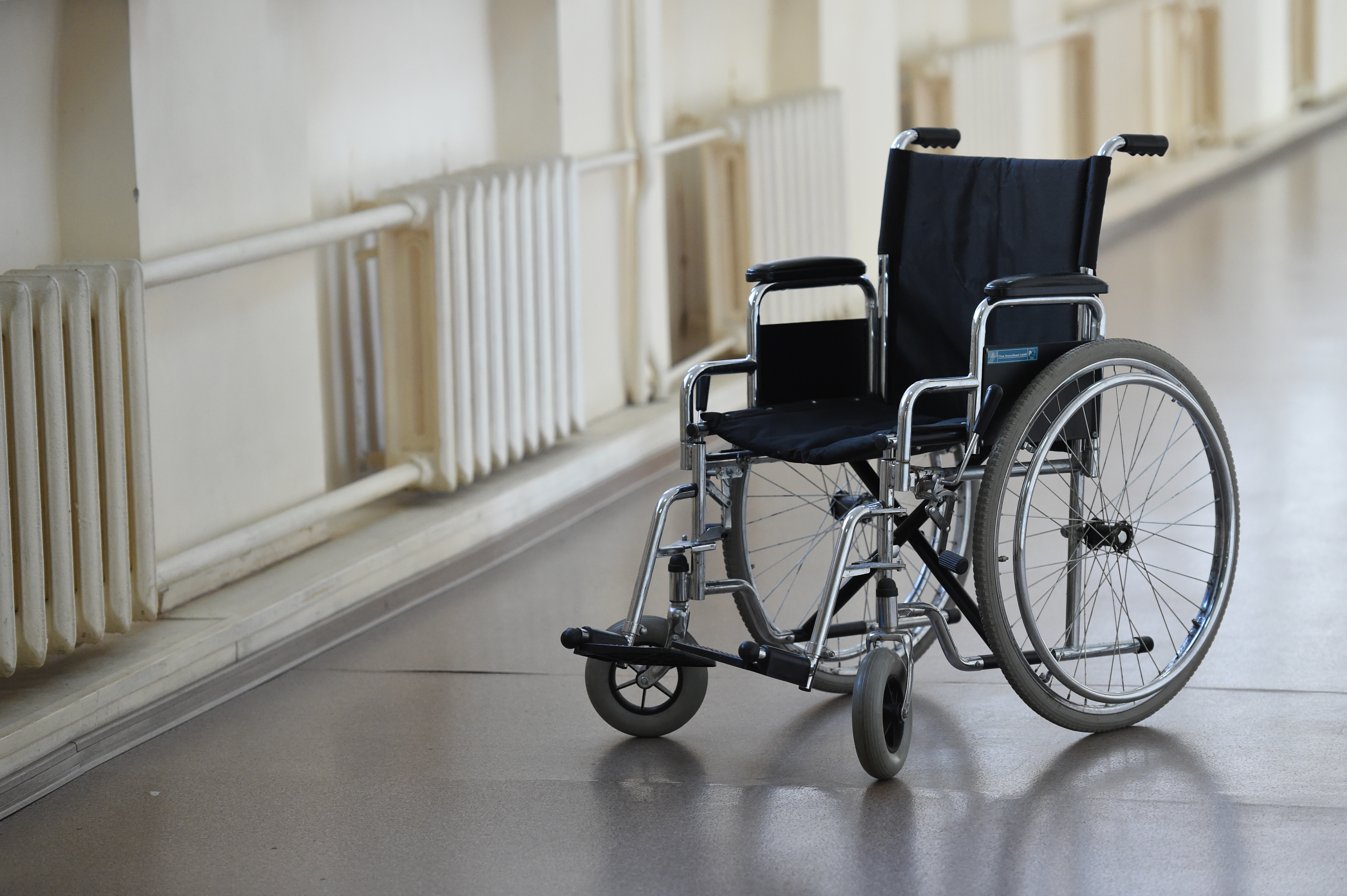 Упростили инвалидность. Средства реабилитации для инвалидов. Технические средства реабилитации для инвалидов. Средства передвижения для инвалидов. Инвалидная коляска и костыли.