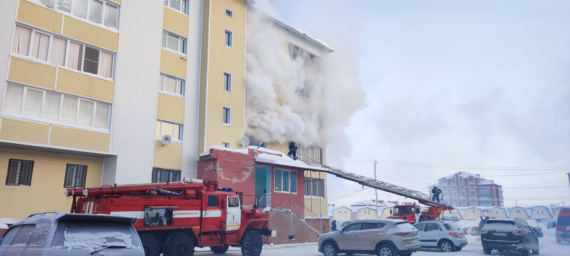 Огнеборцы спасли из горящего дома в Салехарде 12 человек, 7 из которых -  дети – Новости Салехарда и ЯНАО – Вести. Ямал. Актуальные новости Ямала